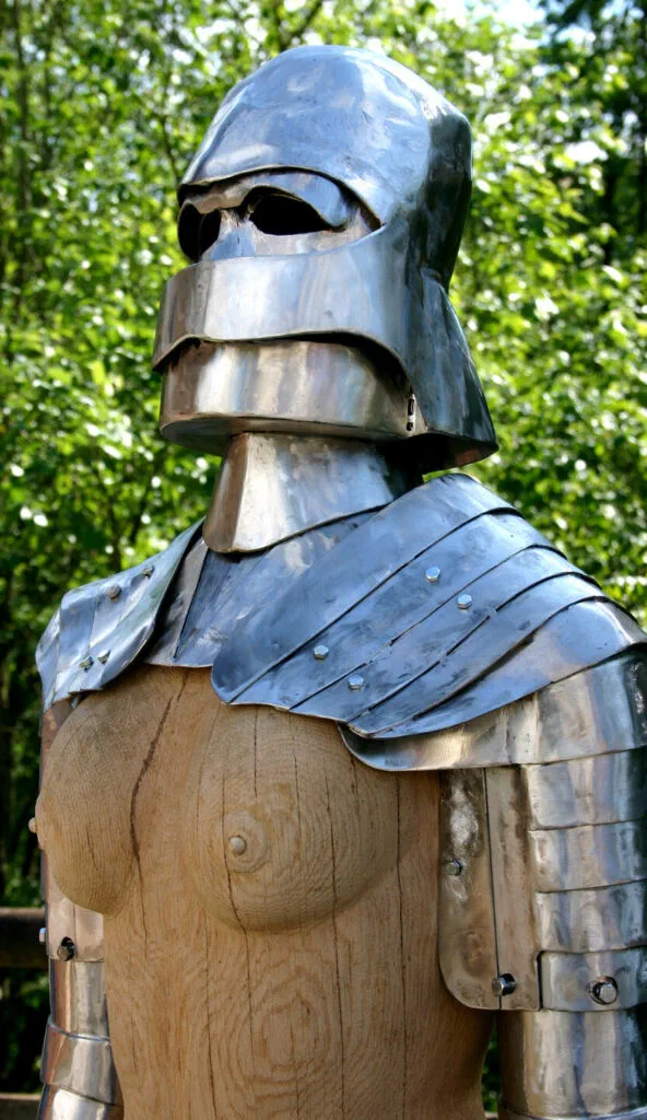Amazone, Detailaufnahme Kopf und Schultern, Skulptur, Holz/Edelstahl