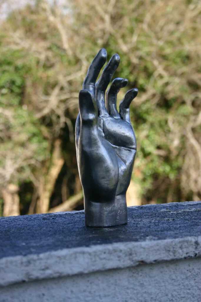Amazone, Detail: Hand-Skulptur aus Metall