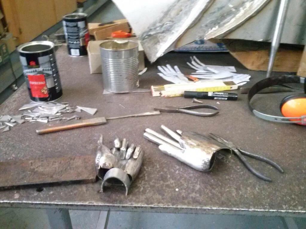 Amazone, Werkstattfoto: Fertigung der Metall-Handteile auf der Werkbank
