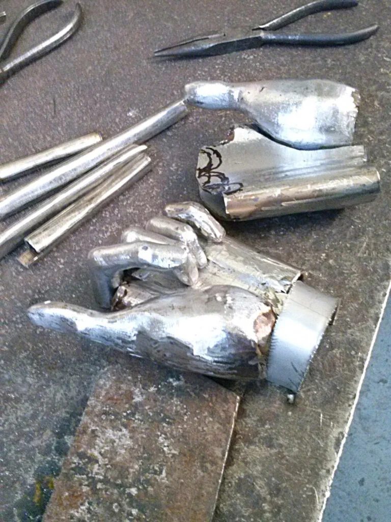 Amazone, Werkstattfoto: geschweißte Hand- und Armteile vor der Montage