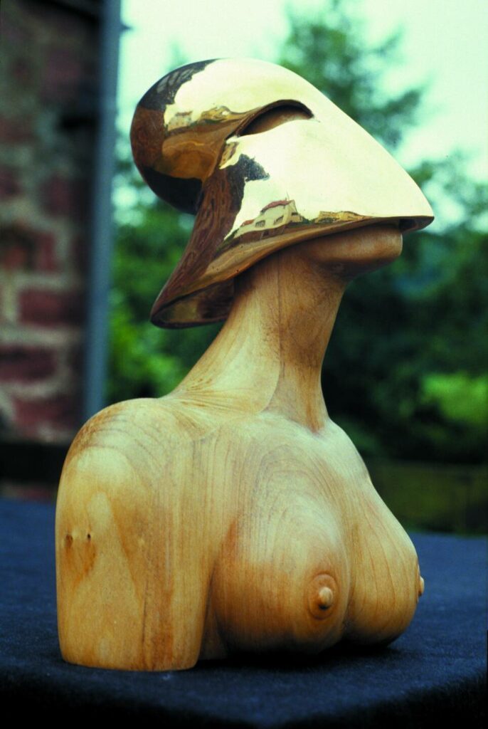Büste der Göttin mit Goldhelmkopf, Frontansicht, Skulptur, Holz/Bronze