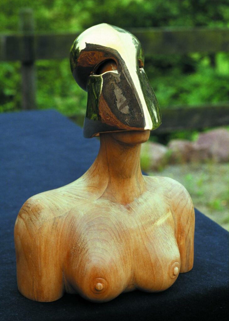 Büste der Göttin mit Goldhelmkopf, Frontansicht, Skulptur, Holz/Bronze