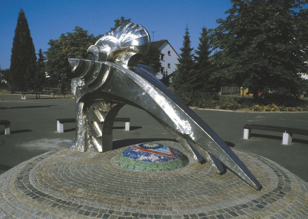 Dino 2000, Seitenansicht, Skulptur, Edelstahl und Mosaik