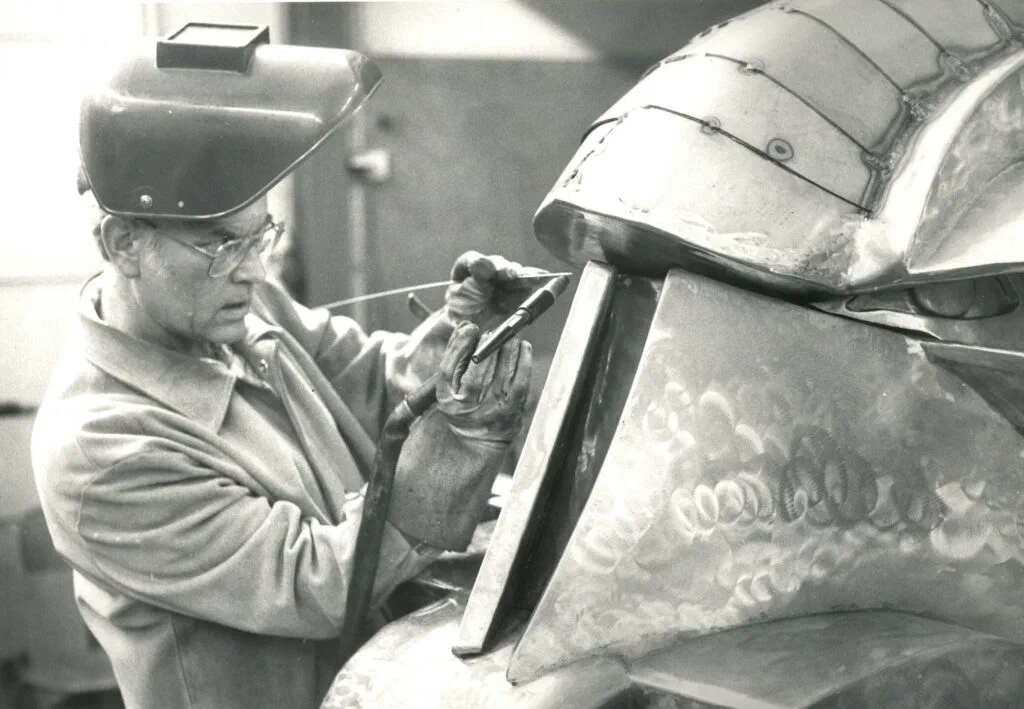 Dino 2000, Werkstattfoto: Detailarbeit an der genieteten Naht