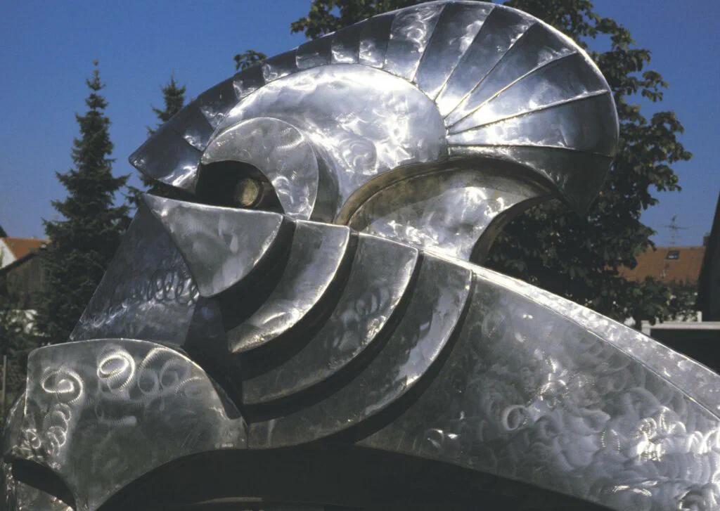 Dino 2000, Detailaufnahme Kopfteil, Skulptur, Edelstahl und Mosaik