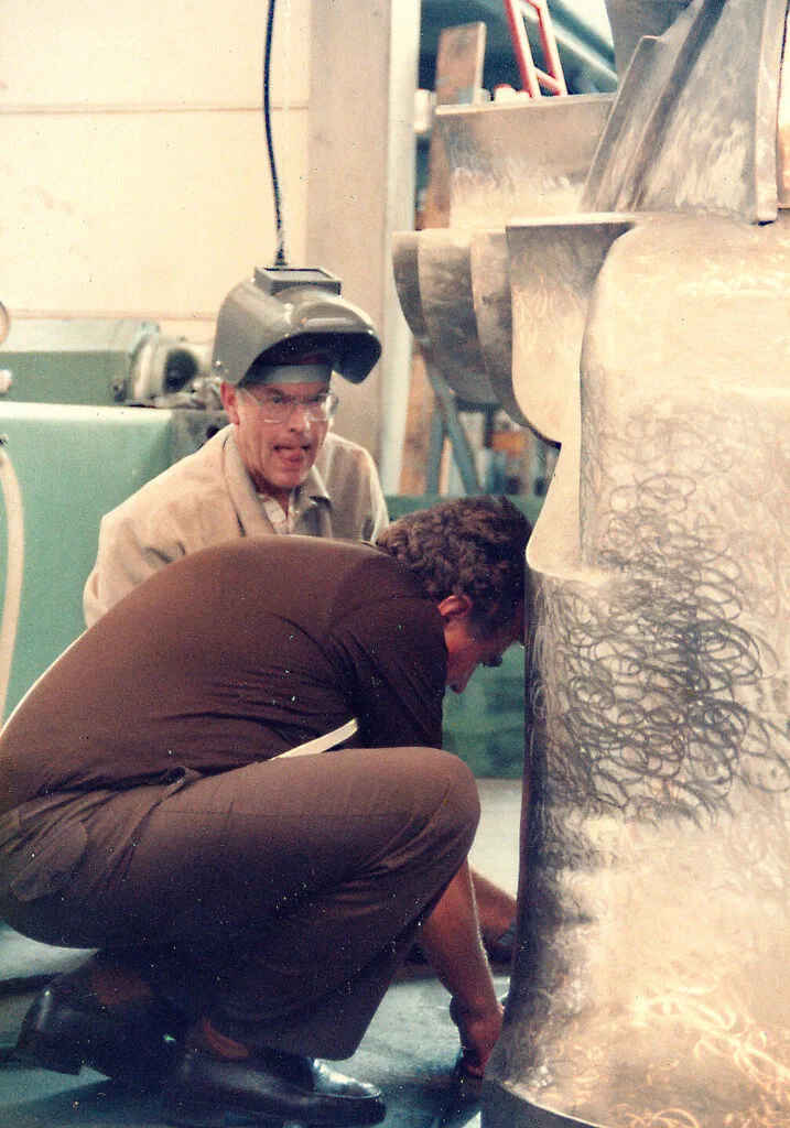 Dino 2000, Werkstattfoto: zwei Männer begutachten ein geschweißtes Bauteil