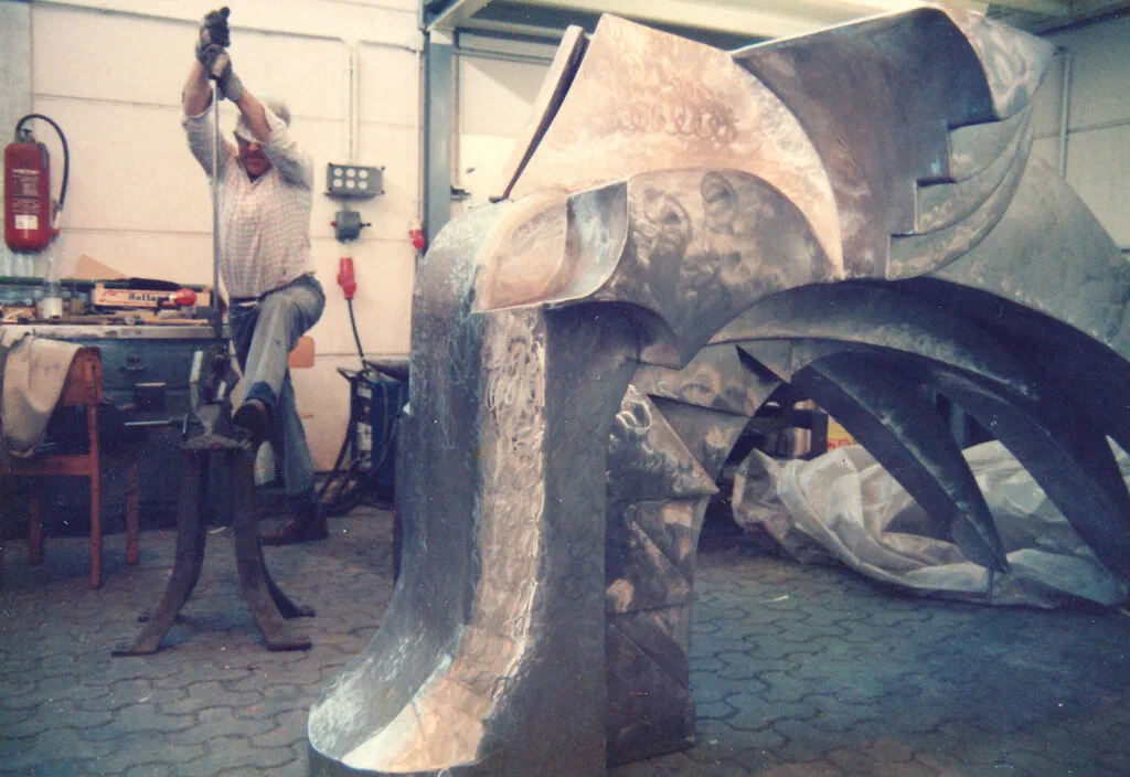 Dino 2000, Werkstattfoto: Bearbeitung des oberen Teils der Skulptur