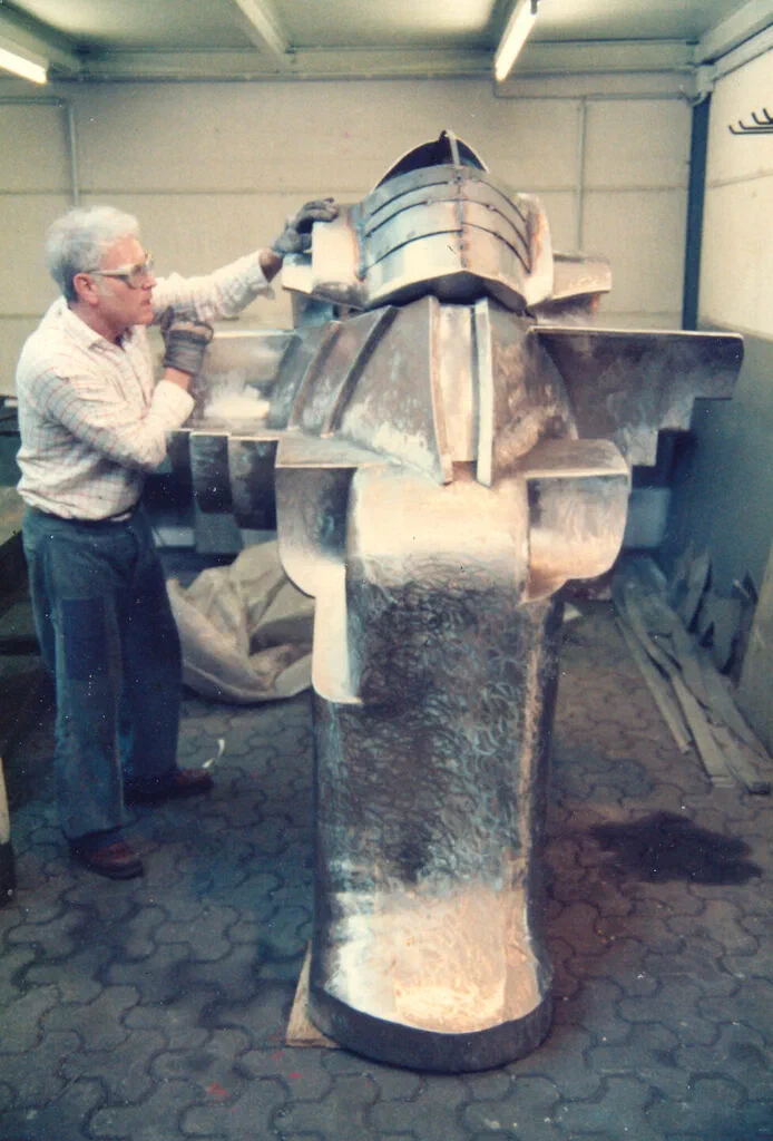Dino 2000, Werkstattfoto: Begutachtung der montierten Skulptur