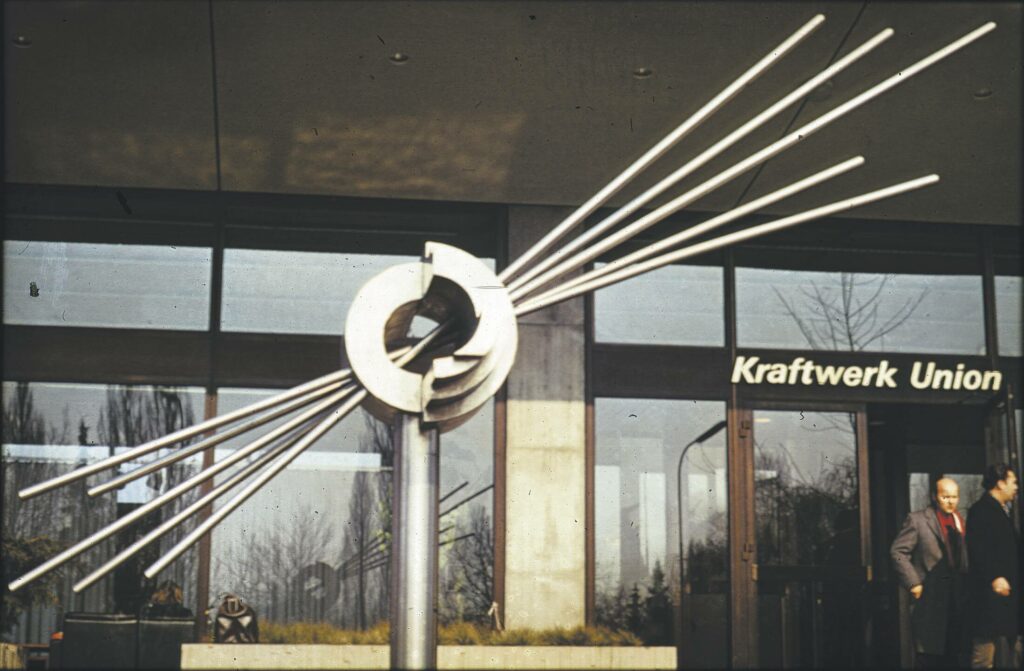 Durchdringung, Frontansicht vor dem Eingang der Kraftwerk Union, Skulptur, Edelstahl