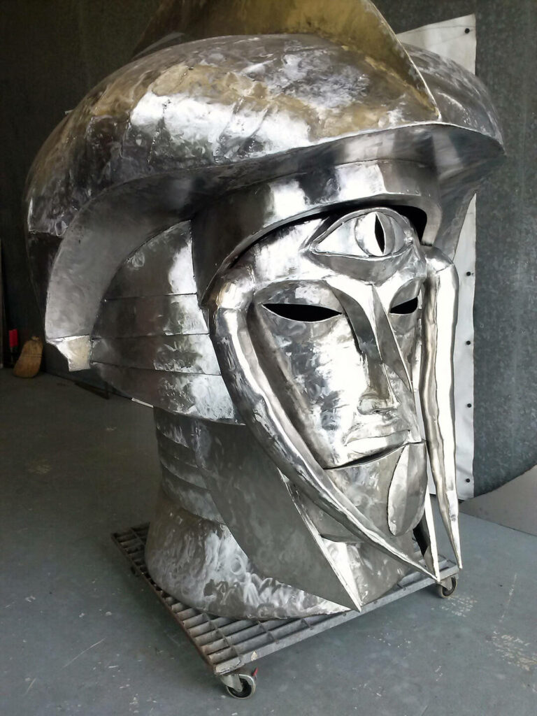 Erdgöttin, Dreiviertelansicht, Skulptur, Edelstahl