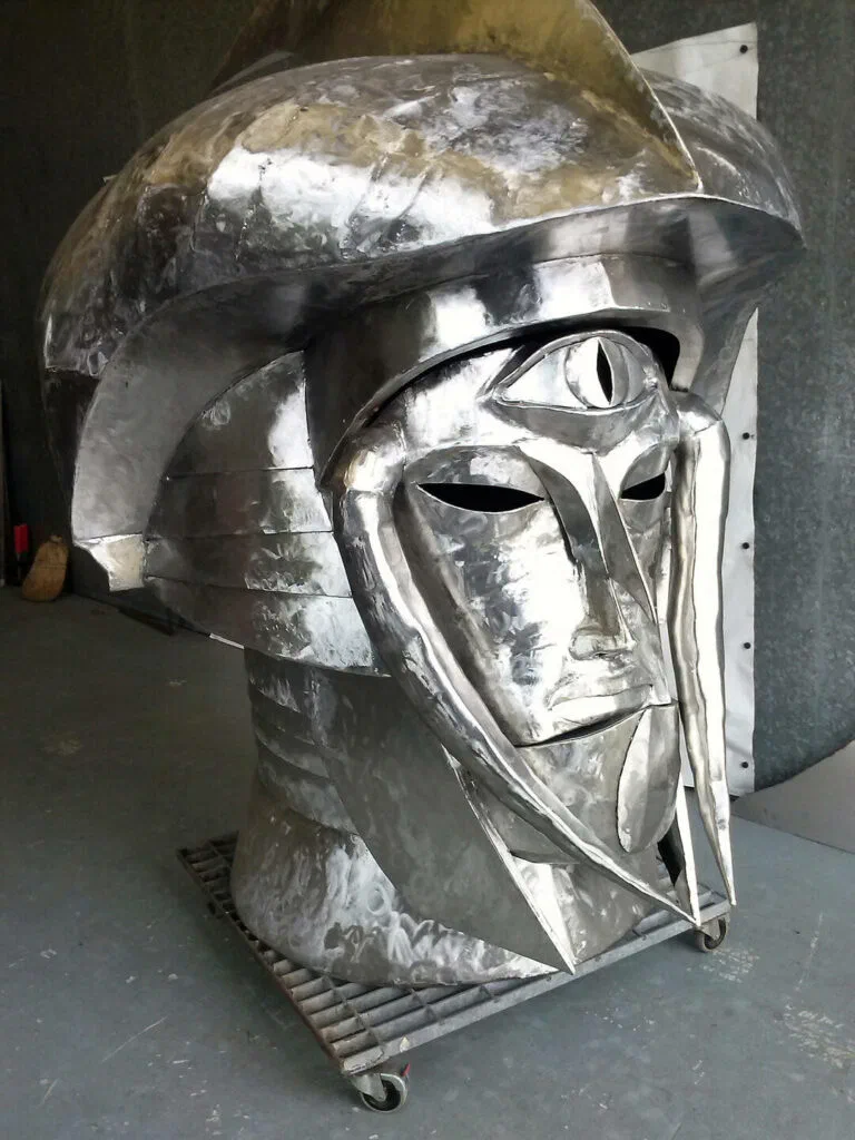 Erdgöttin, Dreiviertelansicht, Skulptur, Edelstahl