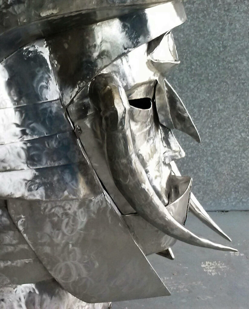 Erdgöttin, Detailaufnahme Zähne und Gesichtspartie, Skulptur, Edelstahl