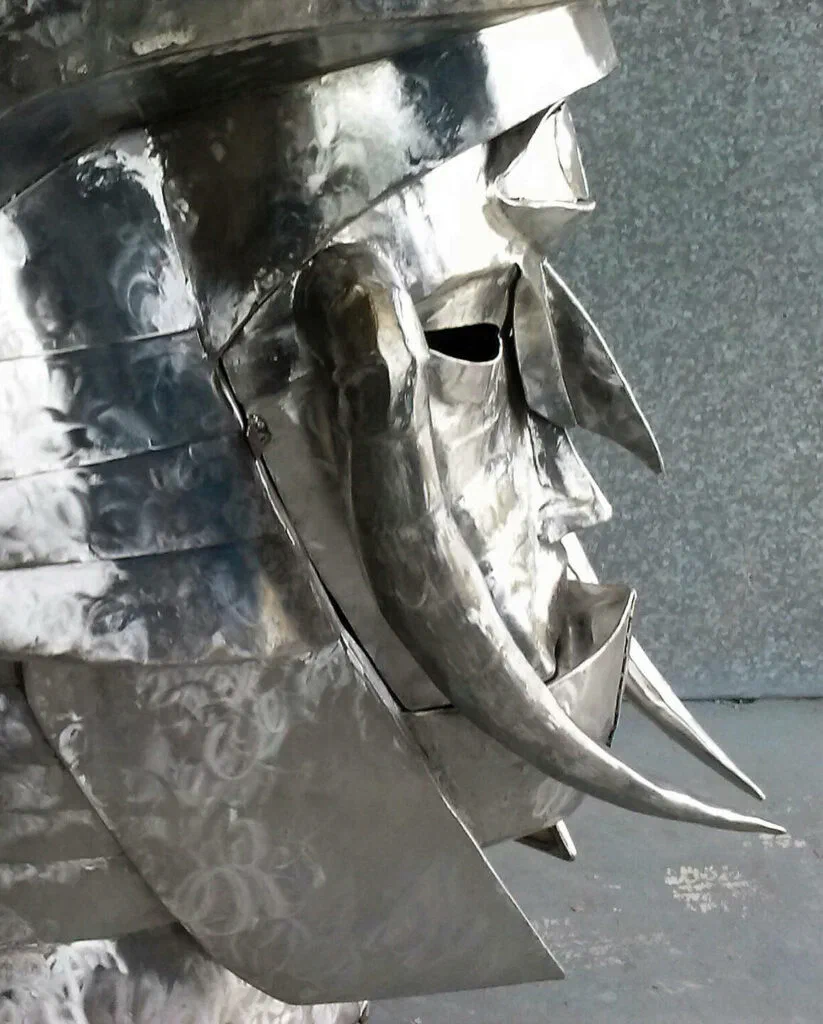 Erdgöttin, Detailaufnahme Zähne und Gesichtspartie, Skulptur, Edelstahl