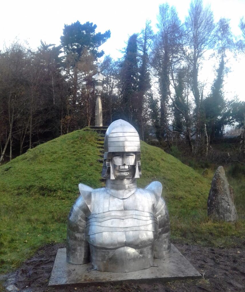 Guardian, 2023 Skulptur von Bernd Rosenheim, Frontalansicht.