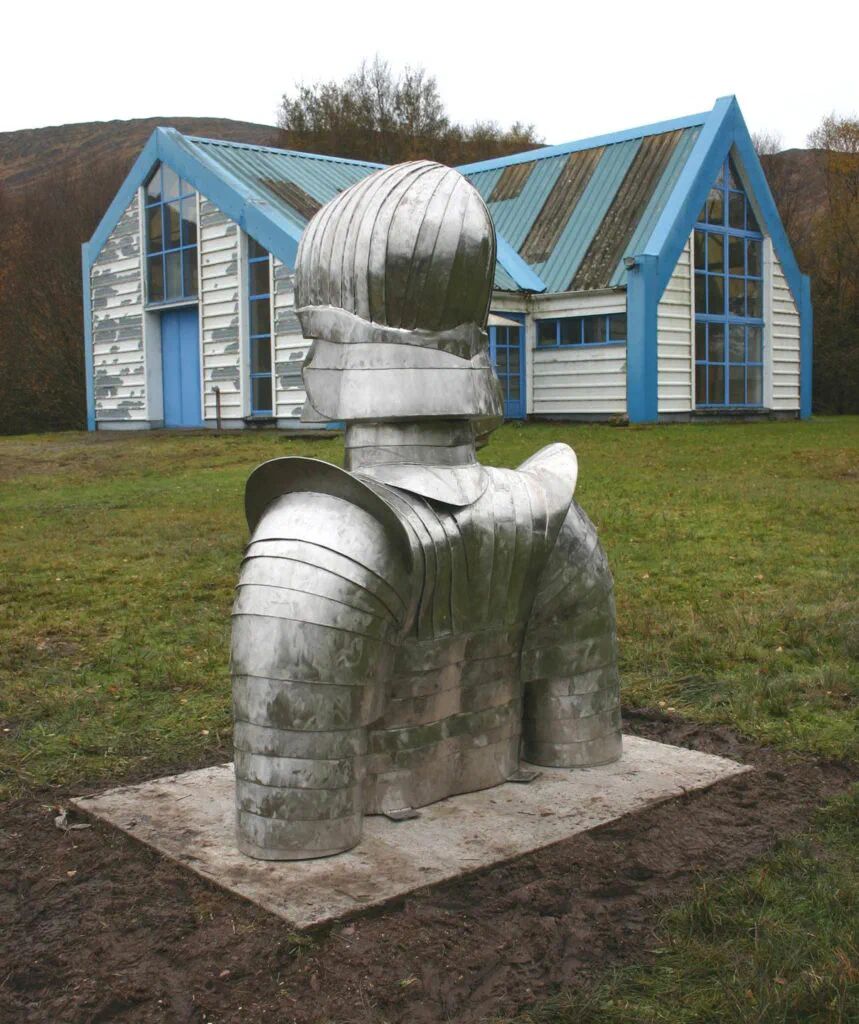 Guardian, 2023, Skulptur von Bernd Rosenheim, Schrägansicht hinten links.