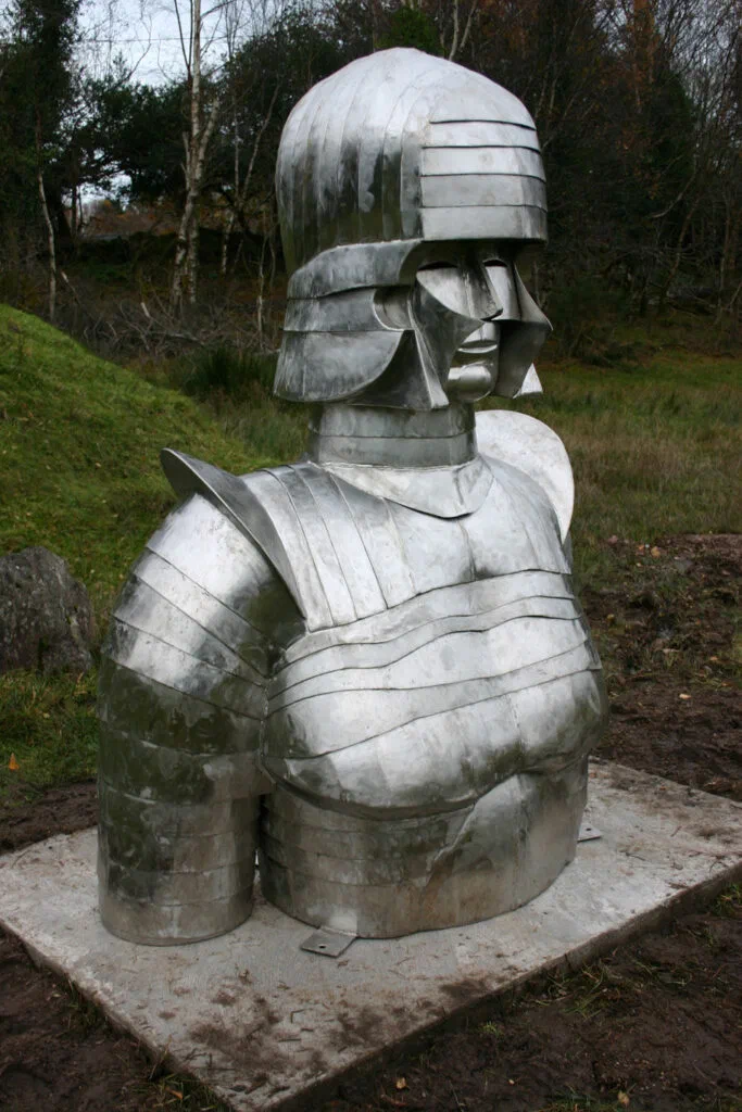 Guardian, 2023, Skulptur von Bernd Rosenheim, Schrägansicht vorne links.