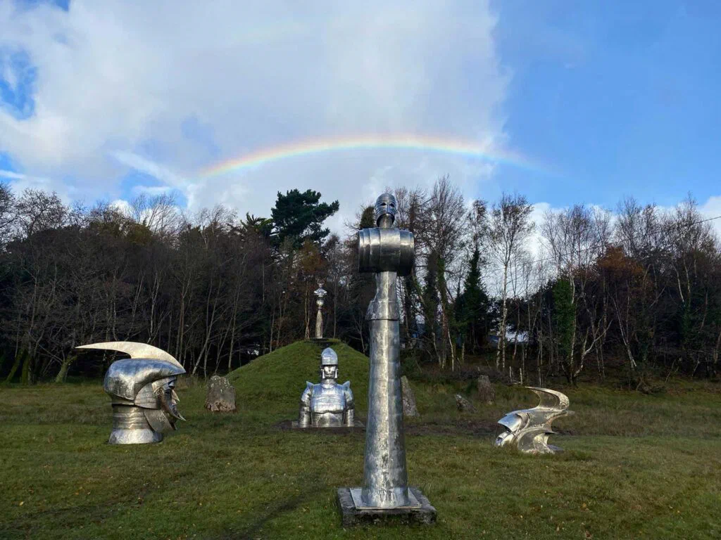 Guardian, 2023, Skulptur von Bernd Rosenheim, Frontalansicht Ensemble.