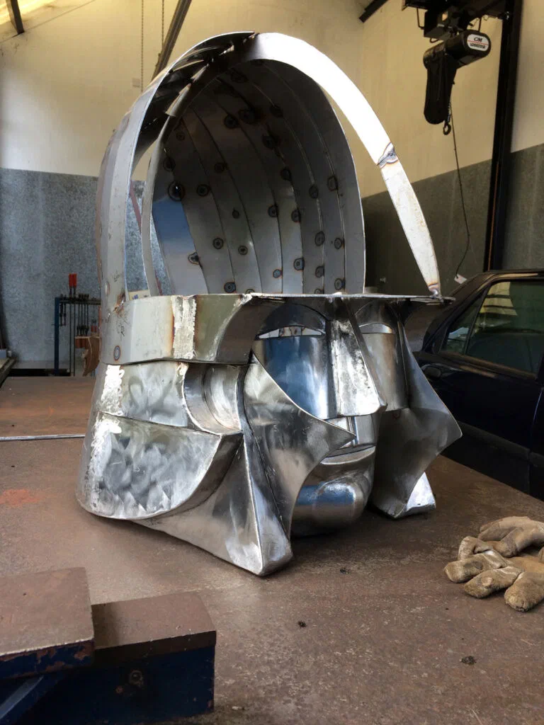 Guardian, 2023, Skulptur von Bernd Rosenheim, in Produktion des Kopfes, Schrägansicht vorne links.