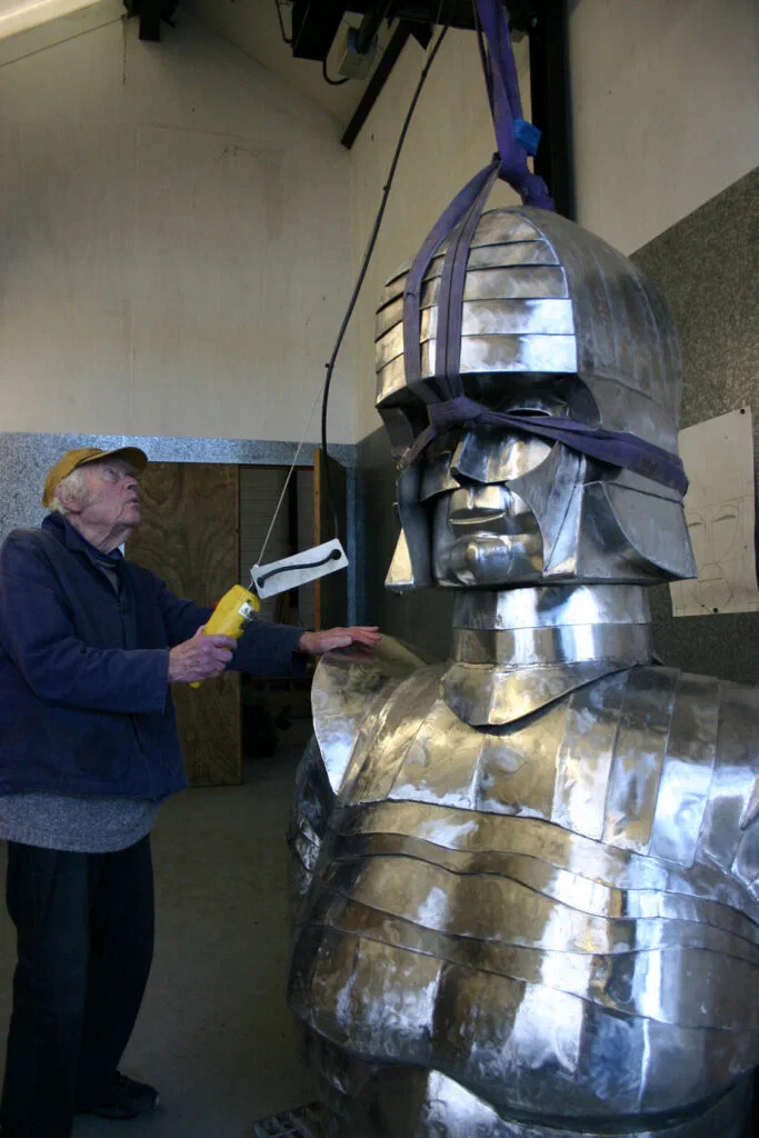 Guardian, 2023, Skulptur von Bernd Rosenheim, Aufsetzen des Kopfes.
