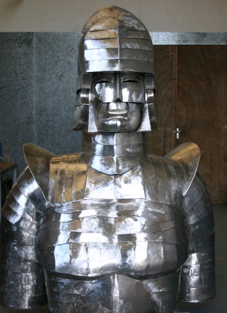 Guardian, 2023, Skulptur von Bernd Rosenheim, Frontalansicht.