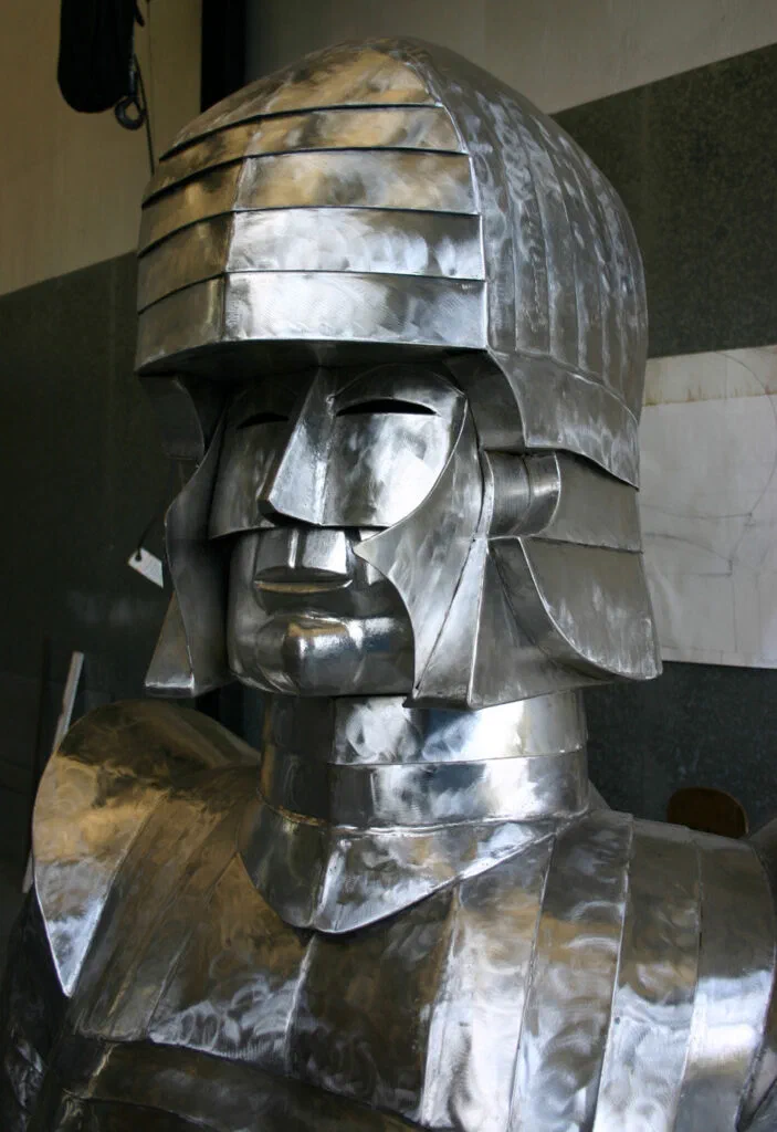 Guardian, 2023, Skulptur von Bernd Rosenheim, Schrägansicht vorne rechts.