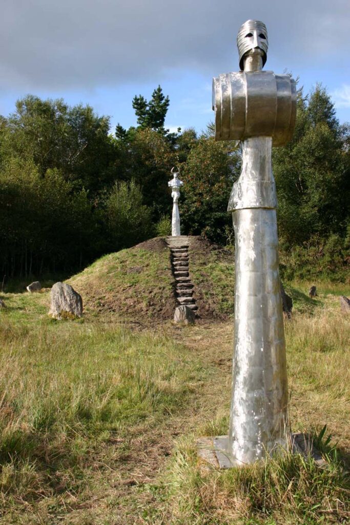 Harpyie, Dreiviertelansicht in der Landschaft, Skulptur, Edelstahl