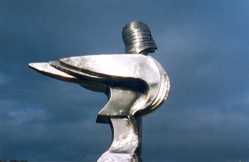 Harpyie, Detailaufnahme Kopf und Flügelpartie, Skulptur, Edelstahl