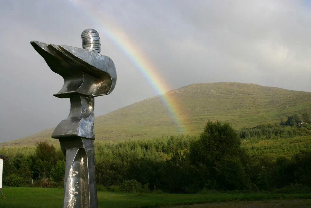 Harpyie, Seitenansicht in der Landschaft mit Regenbogen, Skulptur, Edelstahl