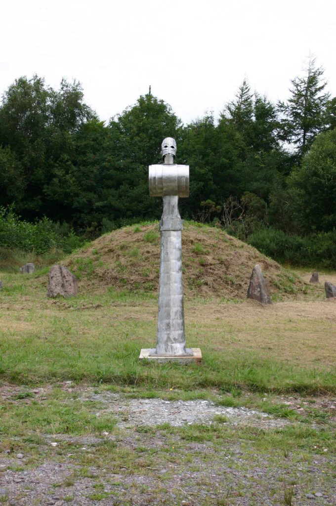 Harpyie, Frontansicht in der Landschaft, Skulptur, Edelstahl