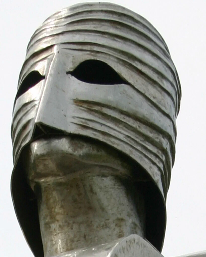 Harpyie, Detailaufnahme Kopf, Skulptur, Edelstahl