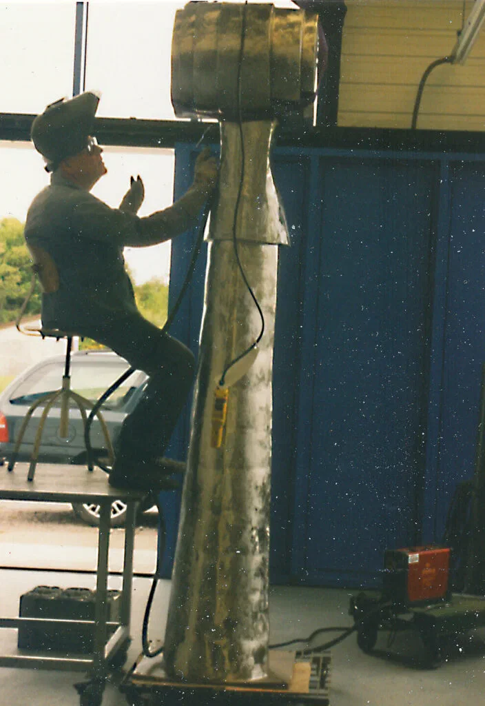 Harpyie, Werkstattfoto: Bearbeitung der Edelstahlsäule in der Werkstatt