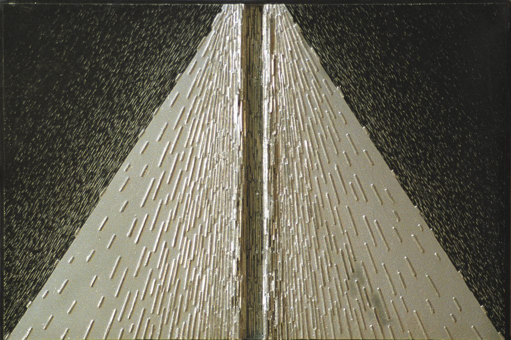 1968 Ohne Titel (X3/68, weiße Pyramide), Kunstharzfarbe