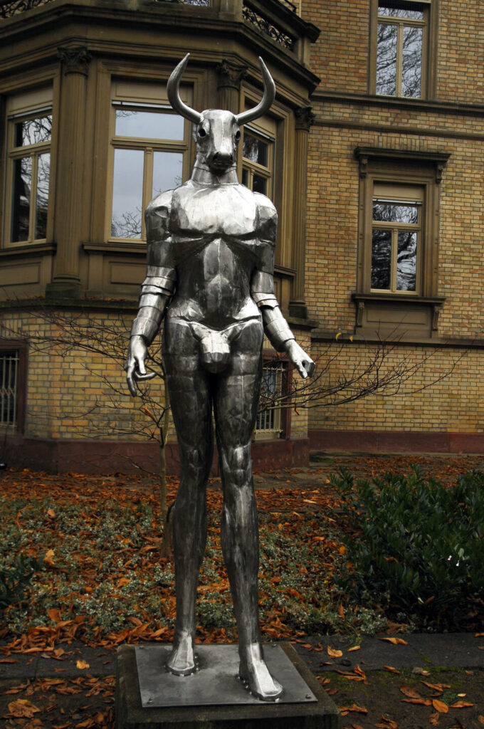 Minotaurus, Frontansicht, Skulptur, Edelstahl