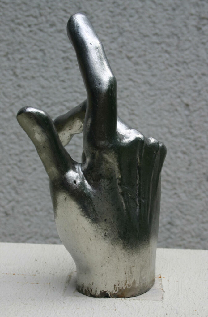 Minotaurus, Detail: Hand mit erhobenem Zeigefinger aus Edelstahl
