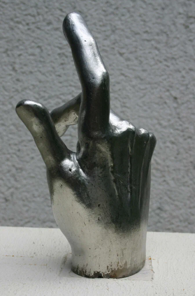 Minotaurus, Detail: Hand mit erhobenem Zeigefinger aus Edelstahl