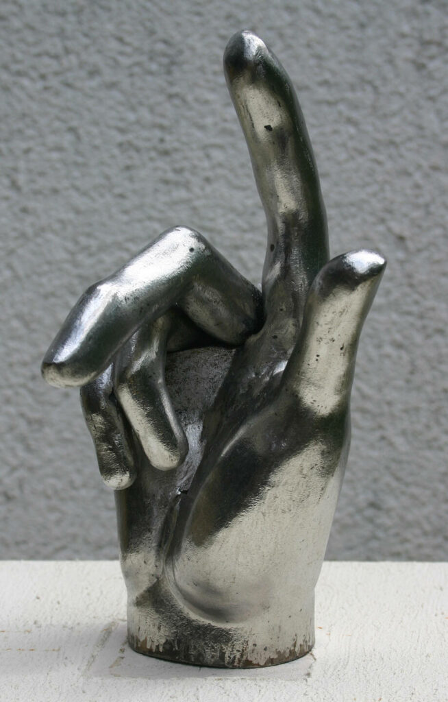 Minotaurus, Detail: Hand mit erhobenem Zeigefinger aus Edelstahl
