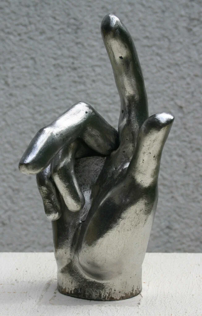 Minotaurus, Detail: Hand mit erhobenem Zeigefinger aus Edelstahl