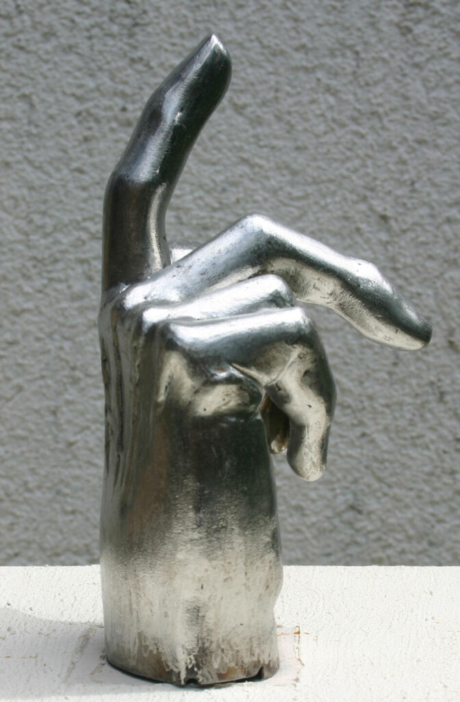Minotaurus, Detail: Hand mit erhobenem Zeigefinger aus Edelstahl