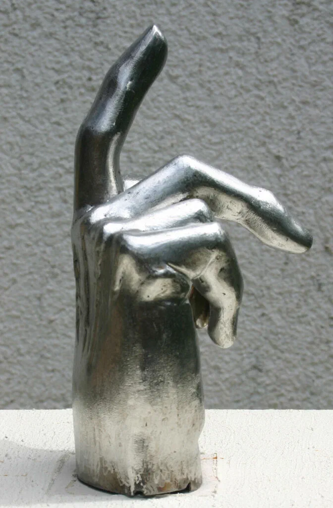 Minotaurus, Detail: Hand mit erhobenem Zeigefinger aus Edelstahl