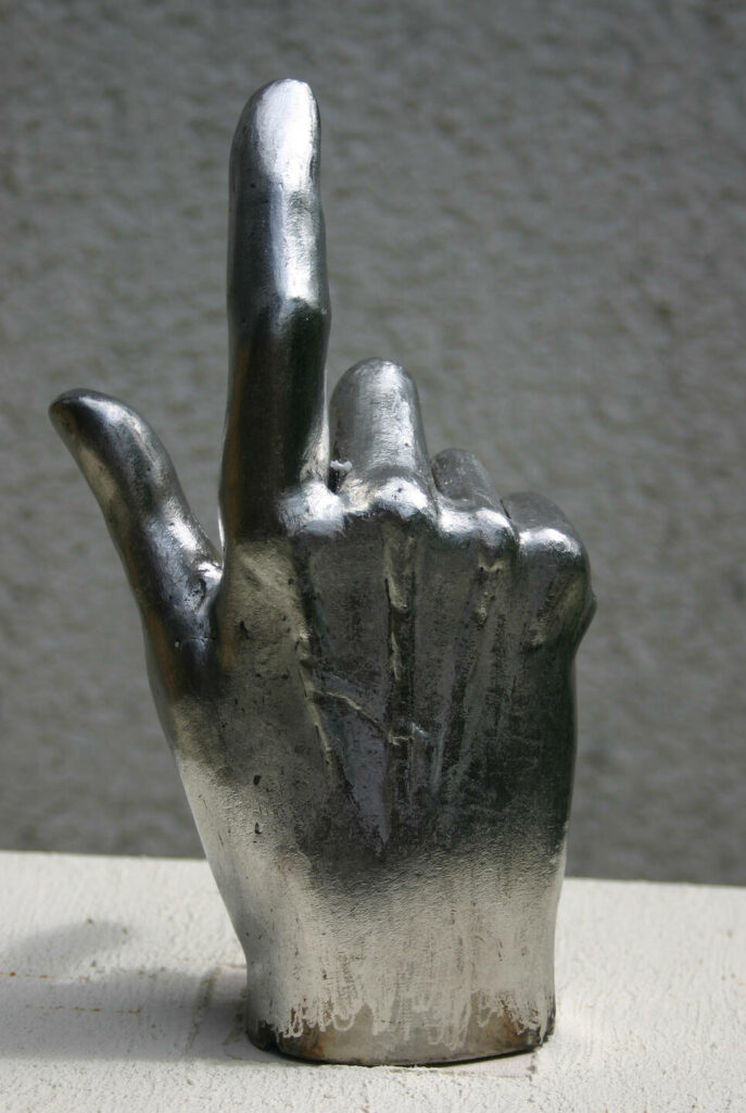Minotaurus, Detail: Hand mit erhobenem Zeigefinger aus Edelstahl