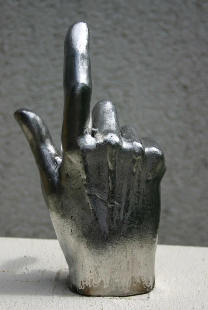 Minotaurus, Detail: Hand mit erhobenem Zeigefinger aus Edelstahl