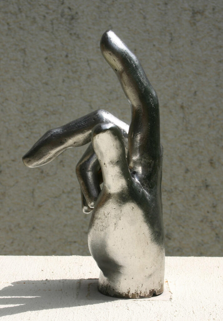 Minotaurus, Detail: Hand mit erhobenem Zeigefinger aus Edelstahl