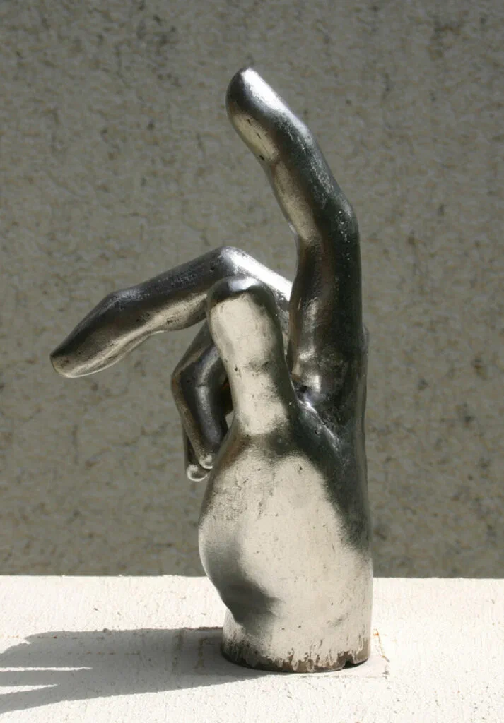 Minotaurus, Detail: Hand mit erhobenem Zeigefinger aus Edelstahl