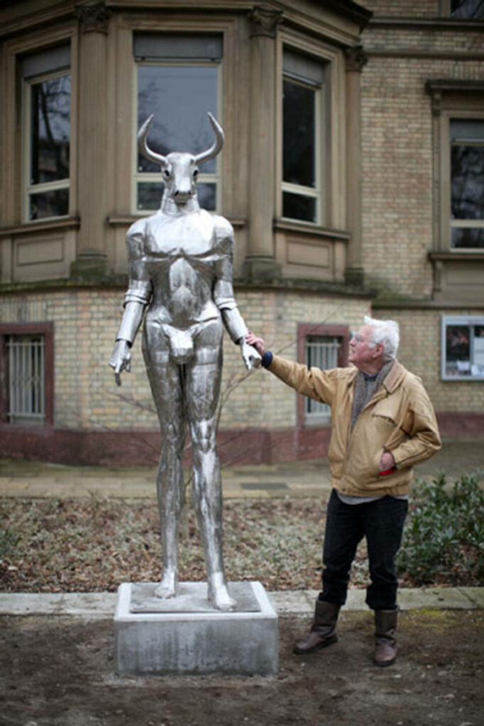 Minotaurus, der Künstler neben der aufgestellten Skulptur