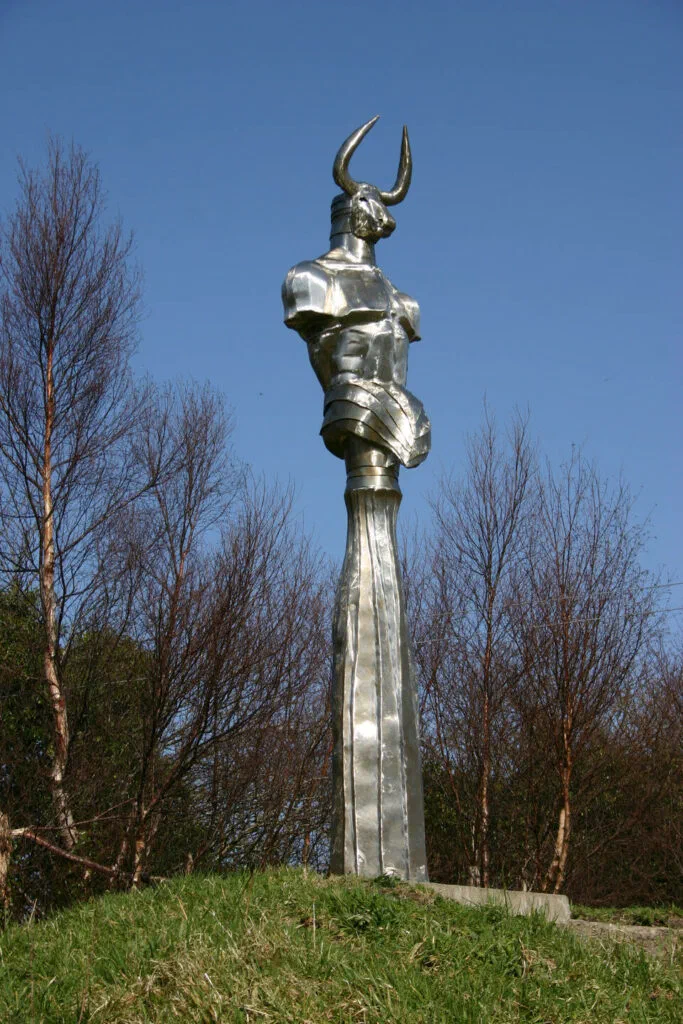 Minotaurus 2, Nahansicht auf dem Hügelgrab, Skulptur, Edelstahl