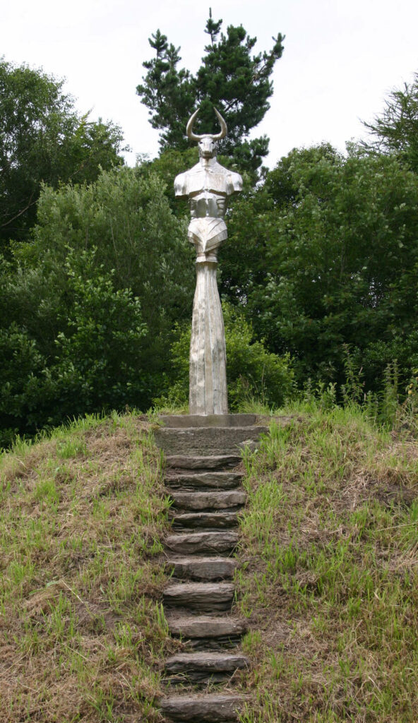 Minotaurus 2, Treppenaufgang zum Hügelgrab, Skulptur, Edelstahl