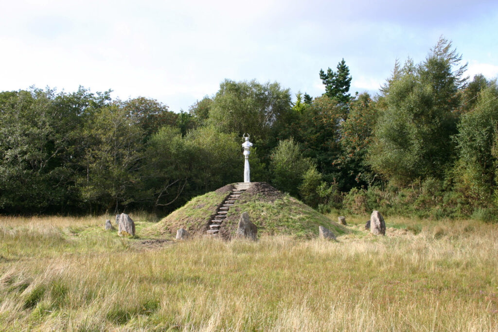 Minotaurus 2, Gesamtansicht des Hügelgrabs mit Steinkreis, Skulptur, Edelstahl