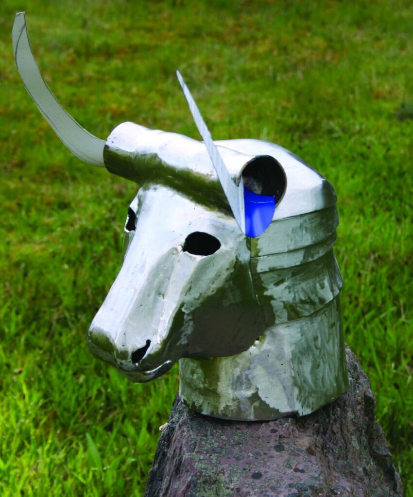 Minotaurus 2, Werkstattfoto: Kopf mit einem fertigen und einem unfertigen Horn