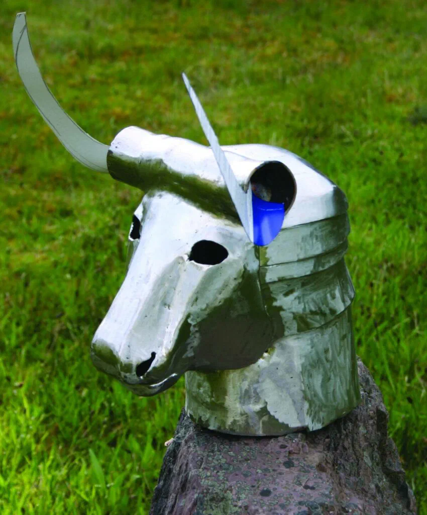 Minotaurus 2, Werkstattfoto: Kopf mit einem fertigen und einem unfertigen Horn