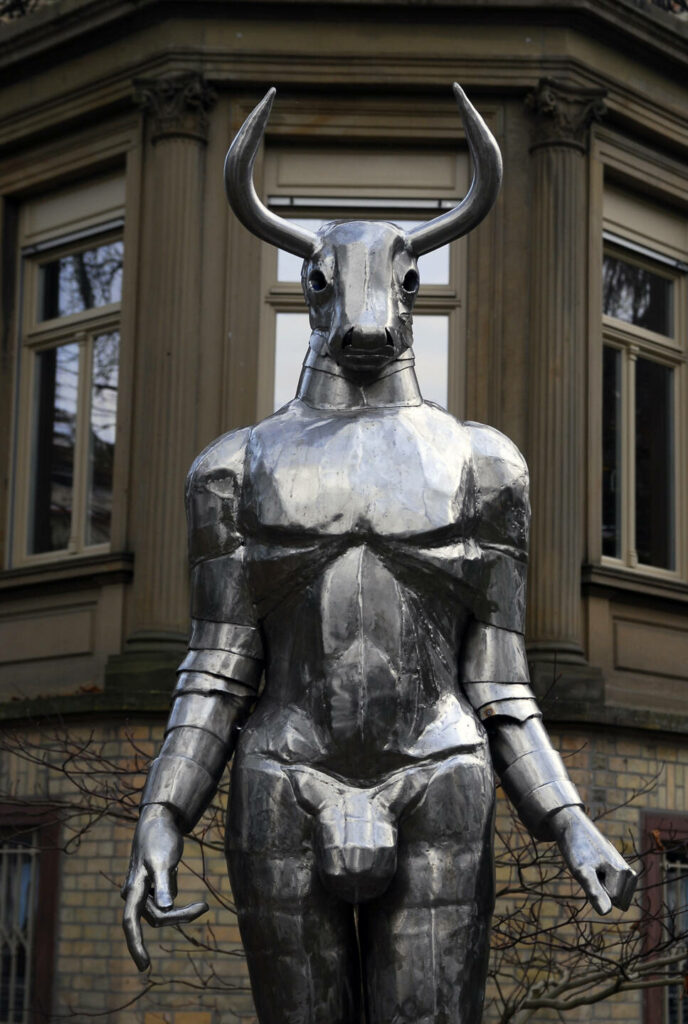 Minotaurus, Detailaufnahme Kopf und Oberkörper, Skulptur, Edelstahl